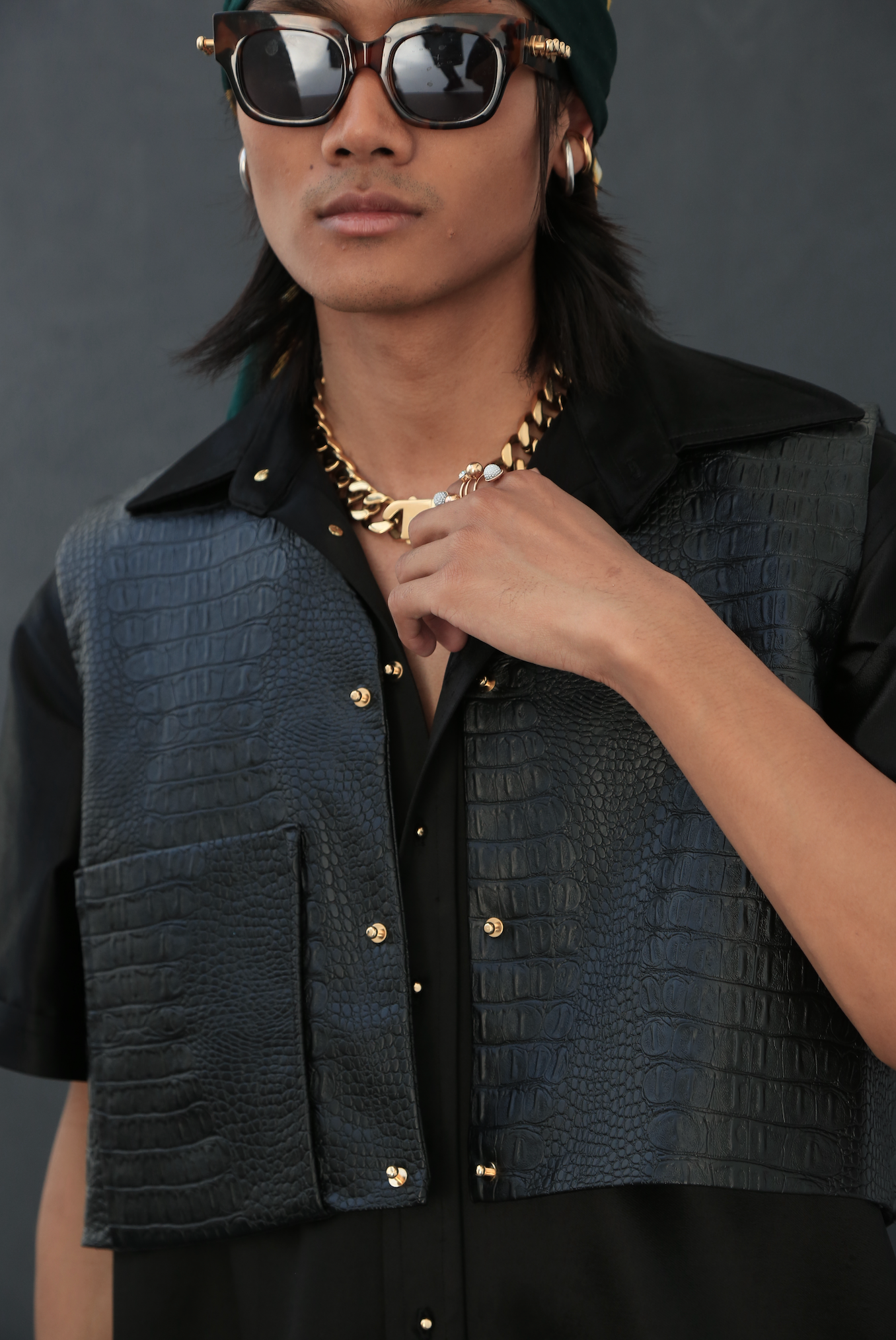 Gilet Charlie Noir de luxe oversize marque française france homme femme classique mixte unisexe de qualité bio haute couture prêt-à-porter streetwear vêtement textile de qualité épais sans manches avec pochette rembourré.